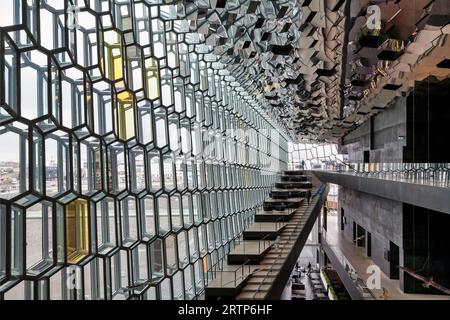 Interni spettacolari presso la sala concerti Harpa a Reykjavik, Islanda Foto Stock