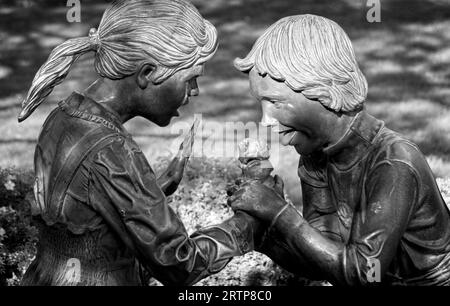 Ragazzo e una ragazza a mangiare il gelato statua in bronzo dello Zoo di Calgary Alberta Foto Stock