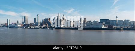 Skyline panoramico del centro di Liverpool sul fiume Mersey Foto Stock