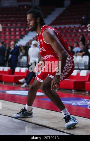 Andriu Tomas Woldetensae #8 della pallacanestro Varese Openjobmetis visto in azione durante l'amichevole match di nuova stagione tra pallacanestro Varese Openjobmetis e SAM Basket Massagno all'Itelyum Arena di Varese. Punteggio finale; pallacanestro Varese 92: 58 SAM Basket Massagno Foto Stock