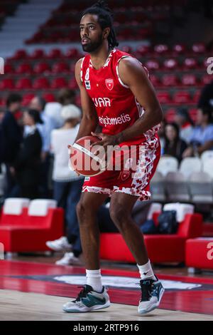 Andriu Tomas Woldetensae #8 della pallacanestro Varese Openjobmetis visto in azione durante l'amichevole match di nuova stagione tra pallacanestro Varese Openjobmetis e SAM Basket Massagno all'Itelyum Arena di Varese. Punteggio finale; pallacanestro Varese 92: 58 SAM Basket Massagno Foto Stock