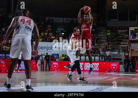 Andriu Tomas Woldetensae #8 della pallacanestro Varese Openjobmetis visto in azione durante l'amichevole match di nuova stagione tra pallacanestro Varese Openjobmetis e SAM Basket Massagno all'Itelyum Arena di Varese. Punteggio finale; pallacanestro Varese 92: 58 SAM Basket Massagno Foto Stock