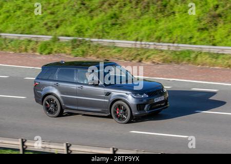 2020 Grigio Land Rover Range Rover Sport HSE Dyn P40; viaggia a velocità sostenuta sull'autostrada M6 a Greater Manchester, Regno Unito Foto Stock