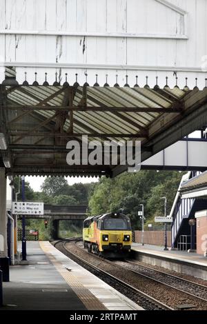 Colas Rail Freight Class 70 diesel loco 70808 passa attraverso la stazione di Scunthorpe come 0E32 1039 Crewe - Barnetby movimento del motore leggero il 14/9/23. Foto Stock