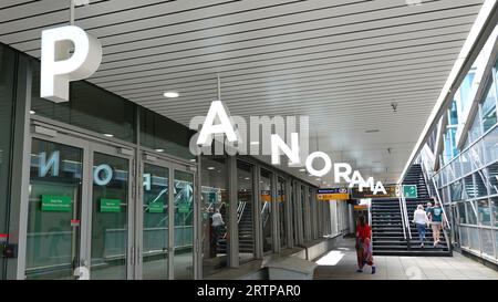 Schiphol, Paesi Bassi - 14 agosto 2023: Le scale per la terrazza panoramica Foto Stock