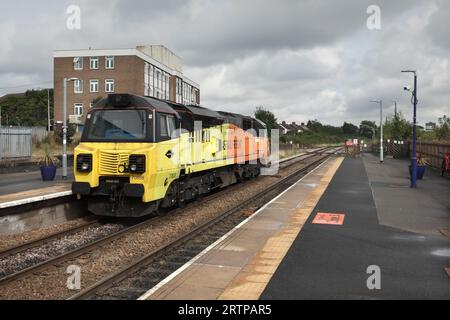 Colas Rail Freight Class 70 diesel loco 70808 passa attraverso la stazione di Scunthorpe come 0E32 1039 Crewe - Barnetby movimento del motore leggero il 14/9/23. Foto Stock