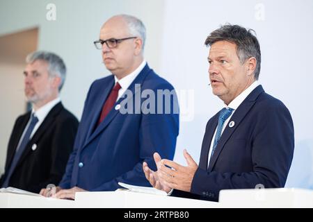 14 settembre 2023, Brema: Robert Habeck (Bündnis 90/Die Grünen, r), Ministro federale dell'economia e della protezione del clima, parla a una conferenza stampa durante la 13a Conferenza marittima nazionale al Congress Centrum di Brema. Accanto a loro si trovano Andreas Bovenschulte (SPD, m), sindaco di Brema, e Dieter Janecek (Bündnis 90/die Grünen, l), coordinatore del governo tedesco per l'economia marittima e il turismo. La conferenza sull'economia marittima si tiene ogni due anni, su invito del governo tedesco, dal 2000. Foto: Michael Matthey/dpa Foto Stock