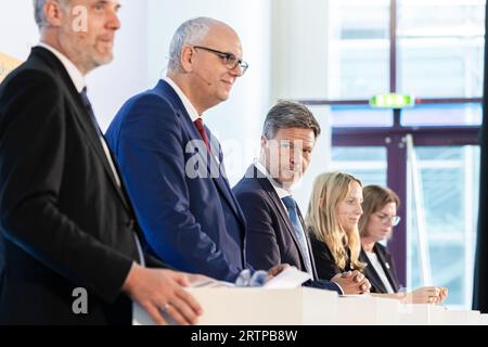 14 settembre 2023, Brema: Dieter Janecek (Bündnis 90/die Grünen, l-r), coordinatore del governo tedesco per l'economia marittima e il turismo, Andreas Bovenschulte (SPD), sindaco di Brema, Robert Habeck (Bündnis 90/die Grünen), ministro tedesco dell'economia e della protezione del clima, Daniela Kluckert (FDP), segretario di Stato parlamentare presso il ministero dei trasporti tedesco, e Kristina Vogt (DIE LINKE), senatrice di Brema per gli affari economici, partecipa a una conferenza stampa durante la tredicesima Conferenza marittima nazionale al Congress Centrum di Brema. La conferenza sull'economia marittima si è tenuta presso il Foto Stock