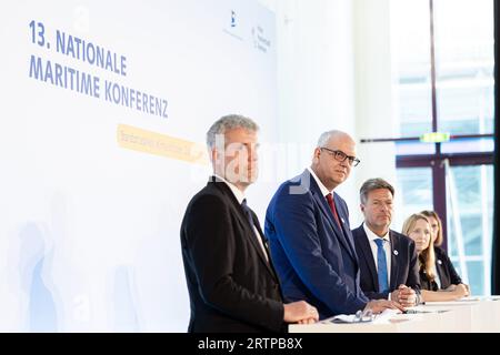 14 settembre 2023, Brema: Dieter Janecek (Bündnis 90/die Grünen, l-r), Coordinatore del governo federale per l'economia marittima e il turismo, Andreas Bovenschulte (SPD), Sindaco di Brema, Robert Habeck (Bündnis 90/die Grünen), Ministro federale dell'economia e della protezione del clima, Daniela Kluckert (FDP), Segretario di Stato parlamentare presso il Ministero federale dei trasporti, partecipate a una conferenza stampa durante la 13a Conferenza Nazionale marittima presso il Congress Centrum di Brema. La conferenza sull'economia marittima si è tenuta ogni due anni su invito del governo tedesco Foto Stock