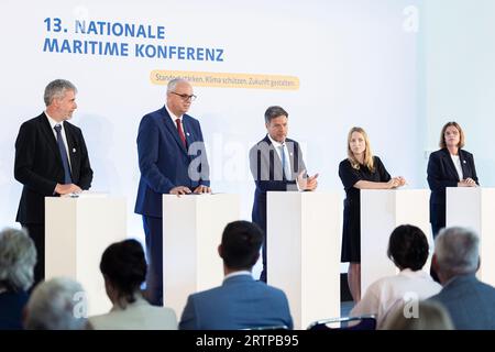 14 settembre 2023, Brema: Dieter Janecek (Bündnis 90/die Grünen, l-r), coordinatore del governo tedesco per l'economia marittima e il turismo, Andreas Bovenschulte (SPD), sindaco di Brema, Robert Habeck (Bündnis 90/die Grünen), ministro tedesco dell'economia e della protezione del clima, Daniela Kluckert (FDP), segretario di Stato parlamentare presso il ministero dei trasporti tedesco, e Kristina Vogt (DIE LINKE), senatrice di Brema per gli affari economici, partecipa a una conferenza stampa durante la tredicesima Conferenza marittima nazionale al Congress Centrum di Brema. La conferenza sull'economia marittima si è tenuta presso il Foto Stock