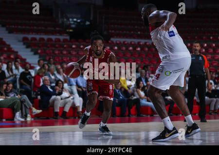 Varese, Italia. 13 settembre 2023. Andriu Tomas Woldetensae #8 della pallacanestro Varese Openjobmetis visto in azione durante l'amichevole match di nuova stagione tra pallacanestro Varese Openjobmetis e SAM Basket Massagno all'Itelyum Arena di Varese. Punteggio finale; pallacanestro Varese 92: 58 SAM Basket Massagno (foto di Fabrizio Carabelli/SOPA Images/Sipa USA) credito: SIPA USA/Alamy Live News Foto Stock