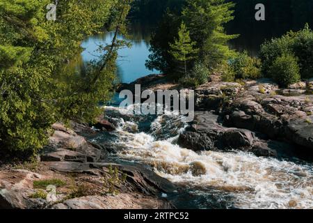 L'acqua scorre dalla calma alle rapide quando colpisce un letto roccioso Foto Stock