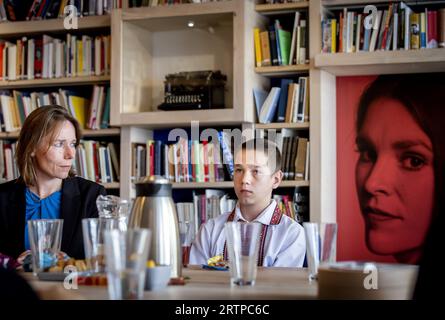 L'AIA - Ministro uscente Hanke Bruins slot (affari esteri) durante un incontro con una delegazione Ucraina nel Museo del libro per bambini. I Paesi Bassi vogliono mettere a disposizione dell'Ucraina test rapidi del DNA per identificare più rapidamente i bambini rapiti in Russia e riunirli con le loro famiglie in Ucraina. ANP KOEN VAN WEEL paesi bassi fuori - belgio fuori Foto Stock