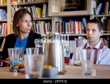 L'AIA - Ministro uscente Hanke Bruins slot (affari esteri) durante un incontro con una delegazione Ucraina nel Museo del libro per bambini. I Paesi Bassi vogliono mettere a disposizione dell'Ucraina test rapidi del DNA per identificare più rapidamente i bambini rapiti in Russia e riunirli con le loro famiglie in Ucraina. ANP KOEN VAN WEEL paesi bassi fuori - belgio fuori Foto Stock