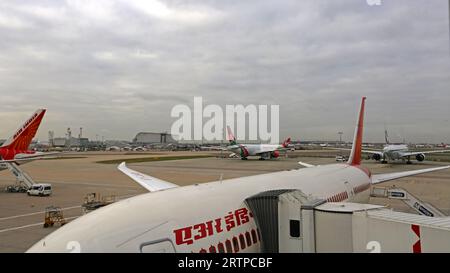 Londra, Regno Unito - 25 novembre 2013: Boeing Airplane Kenya Airways e Air India parcheggiati all'aeroporto di Heathrow al Cloudy Winter Day. Foto Stock