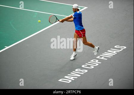 Tomas Machac della Repubblica Ceca in azione durante la COPPA DAVIS al Pabellon Municipal de Fuente San Luis (Valencia, COPPA DAVIS). Foto Stock