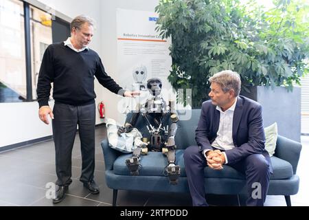 14 settembre 2023, Brema: Frank Kirchner (l), responsabile del DFKI Robotics Innovation Center e amministratore delegato del sito di Brema, spiega il robot da passeggio "Charlie" simile a una scimmia a Robert Habeck (Bündnis 90/die Grünen), ministro federale dell'economia e della protezione del clima, durante la sua visita al DFKI (German Research Center for Artificial Intelligence). Il ministro federale vuole conoscere la ricerca marittima dell'istituzione. Il Centro di ricerca tedesco per l'intelligenza artificiale (DFKI) e l'Istituto Fraunhofer per la tecnologia di produzione e i materiali avanzati IFAM (Fraunho Foto Stock