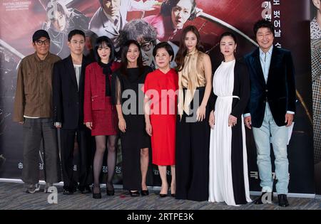 Seoul, Corea del Sud. 14 settembre 2023. (Da L a R) il regista sudcoreano Kim Ji-un, gli attori Oh Jung-se, Lim Soo-jung, Jang Young-nam, Park Jung-soo, Krystal Jung, Jeon Yeo-Been e Song Kang-ho, foto call per la conferenza stampa cobweb del periodo sudcoreano 2023 a Seoul, Corea del Sud, il 14 settembre 2023. Il film aprirà il 27 settembre. (Foto di Lee Young-ho/Sipa USA) credito: SIPA USA/Alamy Live News Foto Stock