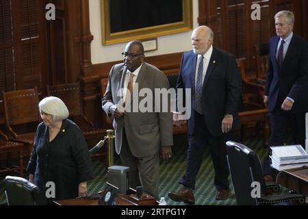 Il senatore texano ROYCE WEST, D-Dallas, entra nella camera durante la sessione mattutina dell'ottavo giorno nel processo per impeachment del procuratore generale del Texas Ken Paxton al Senato del Texas il 14 settembre 2023. Crediti: Bob Daemmrich/Alamy Live News Foto Stock