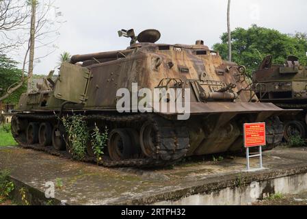 HUE, VIETNAM - 8 GENNAIO 2016: American Army Engineering Tank Close-up. Hue, Vietnam Foto Stock