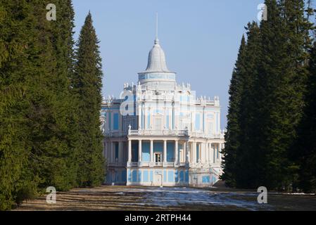 Vista del vecchio padiglione delle montagne russe dal lato del vicolo degli abeti rossi il giorno di marzo. Lomonosov Foto Stock