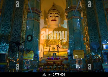 MANDALAY, MYANMAR - 20 DICEMBRE 2016: Scultura gigante di un Buddha seduto nella pagoda Taung Mingi. Mandalay Foto Stock