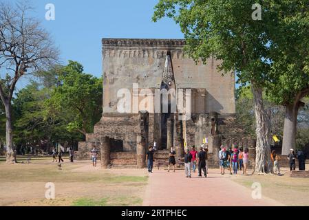 SUKHOTHAI, THAILANDIA - 31 DICEMBRE 2016: Giornata di sole presso le rovine dell'antico tempio buddista Wat si Chum Foto Stock