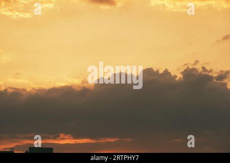 Rajkot, India. 14 settembre 2023. India Weather: Un rajkot radioso che cattura le calde sfumature del Sunset Sky. Crediti: Nasirkhan Davi/Alamy Live News Foto Stock