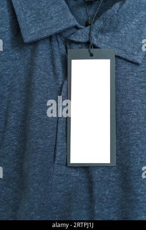 Mockup con etichetta bianca vuota su una camicia con colletto blu. Primo piano Foto Stock