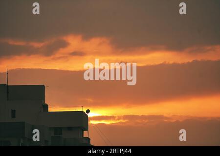 Rajkot, India. 14 settembre 2023. India Weather: Tuffati nel sereno tramonto di Dreamland Rajkot con Warm Sky Reflections. Crediti: Nasirkhan Davi/Alamy Live News Foto Stock