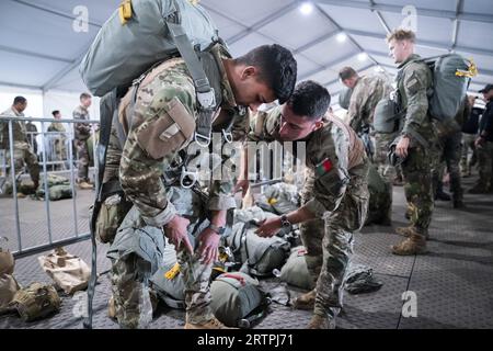 EINDHOVEN - i paracadutisti si preparano per una caduta durante la giornata mediatica dell'esercitazione internazionale di paracadutismo Falcon Leap. I berretti rossi si allenano con gli alleati della NATO per sganciare soldati e attrezzature. Durante le missioni militari, le aree difficili da raggiungere possono essere rifornite in questo modo. ANP JEROEN JUMELET netherlands Out - belgium Out Foto Stock