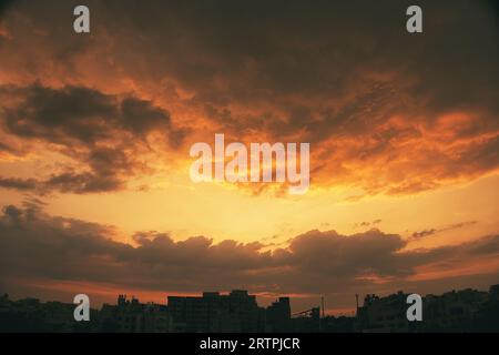 Rajkot, India. 14 settembre 2023. Tempo in India: Crimson e Gold meravigliati al tramonto mozzafiato di Rajkot. Crediti: Nasirkhan Davi/Alamy Live News Foto Stock