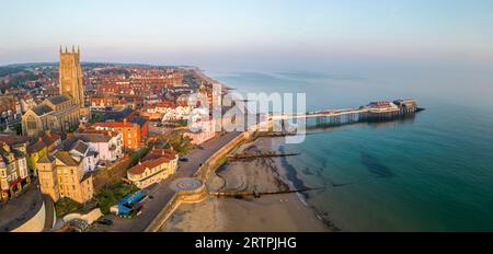 Panorama aereo di Cromer a Norfolk, Regno Unito, che mostra il molo e la chiesa di Cromer Foto Stock