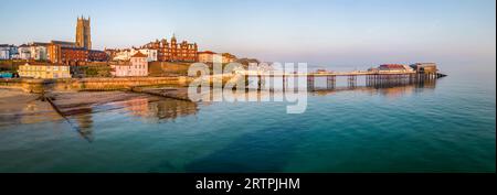 Panorama aereo di Cromer a Norfolk, Regno Unito, che mostra il molo e la chiesa di Cromer Foto Stock