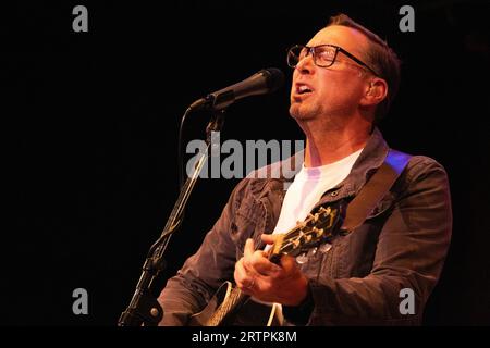 Michael Johnston, cantante dei Smalltown Poets, si esibisce dal vivo per Eddie Owen Presents al Red Clay Music Foundry di Duluth, Georgia. (USA) Foto Stock