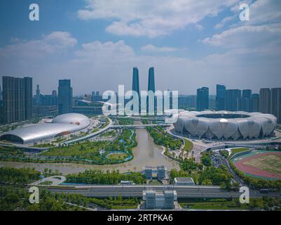 Hangzhou. 26 aprile 2023. Questa foto aerea scattata il 26 aprile 2023 mostra il centro sportivo olimpico di Hangzhou a Hangzhou, nella provincia di Zhejiang nella Cina orientale. I diciannovesimi Giochi asiatici si svolgeranno a Hangzhou tra il 23 settembre e l'8 ottobre, con un totale di 40 sport. Saranno i terzi Giochi asiatici ad essere ospitati in Cina, dopo Pechino 1990 e Guangzhou 2010. Gli attesissimi Giochi asiatici possono contribuire ad aumentare la popolarità di Hangzhou, dove storia e modernità coesistono e promuovere ulteriormente la sua cultura. Credito: Jiang Han/Xinhua/Alamy Live News Foto Stock