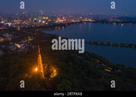 Hangzhou. 8 giugno 2023. Questa foto aerea scattata l'8 giugno 2023 mostra una vista notturna dell'area panoramica del Lago Occidentale a Hangzhou, nella provincia dello Zhejiang nella Cina orientale. I diciannovesimi Giochi asiatici si svolgeranno a Hangzhou tra il 23 settembre e l'8 ottobre, con un totale di 40 sport. Saranno i terzi Giochi asiatici ad essere ospitati in Cina, dopo Pechino 1990 e Guangzhou 2010. Gli attesissimi Giochi asiatici possono contribuire ad aumentare la popolarità di Hangzhou, dove storia e modernità coesistono e promuovere ulteriormente la sua cultura. Crediti: Xu Yu/Xinhua/Alamy Live News Foto Stock