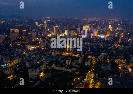 Hangzhou. 8 giugno 2023. Questa foto aerea scattata l'8 giugno 2023 mostra una vista notturna a Hangzhou, nella provincia di Zhejiang nella Cina orientale. I diciannovesimi Giochi asiatici si svolgeranno a Hangzhou tra il 23 settembre e l'8 ottobre, con un totale di 40 sport. Saranno i terzi Giochi asiatici ad essere ospitati in Cina, dopo Pechino 1990 e Guangzhou 2010. Gli attesissimi Giochi asiatici possono contribuire ad aumentare la popolarità di Hangzhou, dove storia e modernità coesistono e promuovere ulteriormente la sua cultura. Crediti: Xu Yu/Xinhua/Alamy Live News Foto Stock
