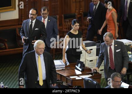 Austin, Texas, Stati Uniti. 14 settembre 2023. Il senatore di stato CAROL ALVARADO, D-Houston, entra nella camera durante la sessione mattutina dell'ottavo giorno nel processo di impeachment del procuratore generale del Texas Ken Paxton al Senato del Texas il 14 settembre 2023. (Immagine di credito: © Bob Daemmrich/ZUMA Press Wire) SOLO USO EDITORIALE! Non per USO commerciale! Foto Stock