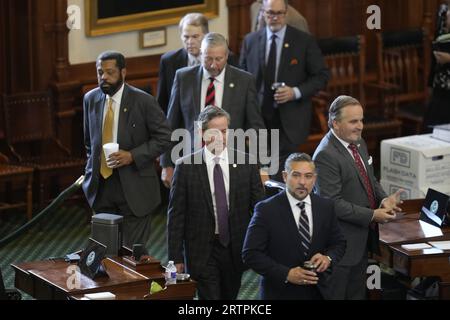 Austin, Texas, Stati Uniti. 14 settembre 2023. Il senatore KELLY HANCOCK e altri entrano nella camera durante la sessione mattutina dell'ottavo giorno nel processo per impeachment del procuratore generale del Texas Ken Paxton al Senato del Texas il 14 settembre 2023. (Immagine di credito: © Bob Daemmrich/ZUMA Press Wire) SOLO USO EDITORIALE! Non per USO commerciale! Foto Stock