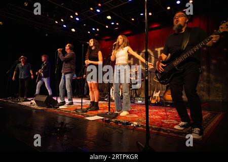 Smalltown Poets, Bell Row, e Kevin Lawson suonano una canzone insieme al Red Clay Music Foundry di Duluth, Georgia, vicino ad Atlanta. (USA) Foto Stock