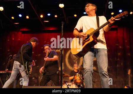 I Smalltown Poets si esibiscono dal vivo per Eddie Owen Presents alla Red Clay Music Foundry di Duluth, Georgia, vicino ad Atlanta. (USA) Foto Stock