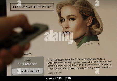 Londra, Regno Unito. 14 settembre 2023. Gli spettatori si sintonizzano per guardare il trailer ufficiale della prossima serie drammatica limitata di Apple TV+“Lessons in Chemistry”, con Brie Larson, vincitrice del premio Oscar. La serie è basata sul romanzo più venduto di Bonnie Garmus con lo stesso nome. Crediti: Aldercy Carling/ Alamy Live News Foto Stock