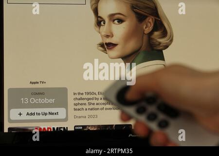 Londra, Regno Unito. 14 settembre 2023. Gli spettatori si sintonizzano per guardare il trailer ufficiale della prossima serie drammatica limitata di Apple TV+“Lessons in Chemistry”, con Brie Larson, vincitrice del premio Oscar. La serie è basata sul romanzo più venduto di Bonnie Garmus con lo stesso nome. Crediti: Aldercy Carling/ Alamy Live News Foto Stock