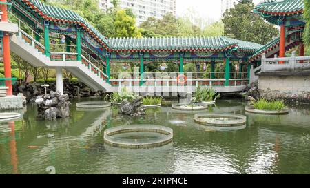 Il giardino e lo stagno di Good Wish presso il Tempio di Wong Tai sin in una giornata di sole. Hong Kong - 28 agosto 2023 Foto Stock