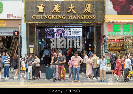 Chungking Mansions su Nathan Road a Tsim Sha Tsui. Un edificio con molti hotel a basso costo, negozi e ristoranti in una trafficata strada dello shopping. Hong Kong Foto Stock