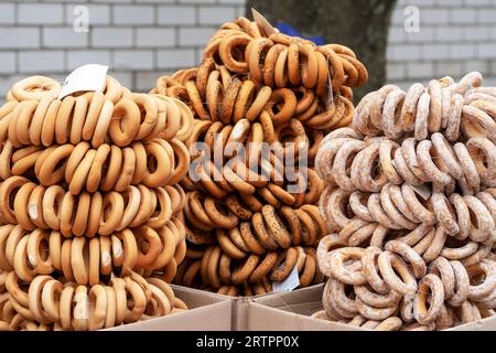 Gustosi bagel sulla corda. Asciugare gli anelli del pane con i semi di papavero. mazzo di bagel appesi a un filo. Foto Stock