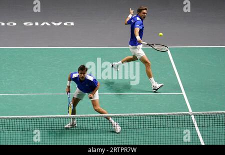 La Francia Edouard Roger-Vasselin (sinistra) e Nicolas Mahut in azione contro l'australiano Matthew Ebden e Max Purcell durante la partita a gironi di Coppa Davis all'AO Arena di Manchester. Data foto: Giovedì 14 settembre 2023. Foto Stock