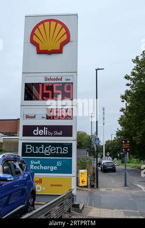 I prezzi della benzina e del diesel sono di nuovo in aumento. I prezzi del carburante erano diminuiti, ma gli ultimi aumenti avranno nuovamente un impatto sul costo della vita. Nella foto è il garage Shell alla fine della M32 Bristol Foto Stock