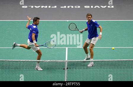 La Francia Edouard Roger-Vasselin (sinistra) e Nicolas Mahut in azione contro l'australiano Matthew Ebden e Max Purcell durante la partita a gironi di Coppa Davis all'AO Arena di Manchester. Data foto: Giovedì 14 settembre 2023. Foto Stock